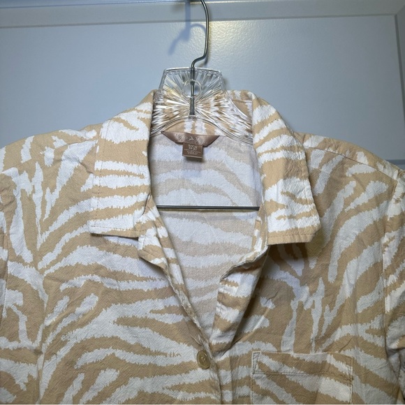 White Stag Tan/Cream Animal Print Short Sleeve Button Up Top size S - Picture 3 of 8
